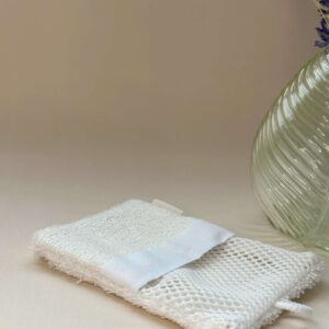 photo du gant de toilette blanc tout doux avec son filet pour glisser des chutes de savons